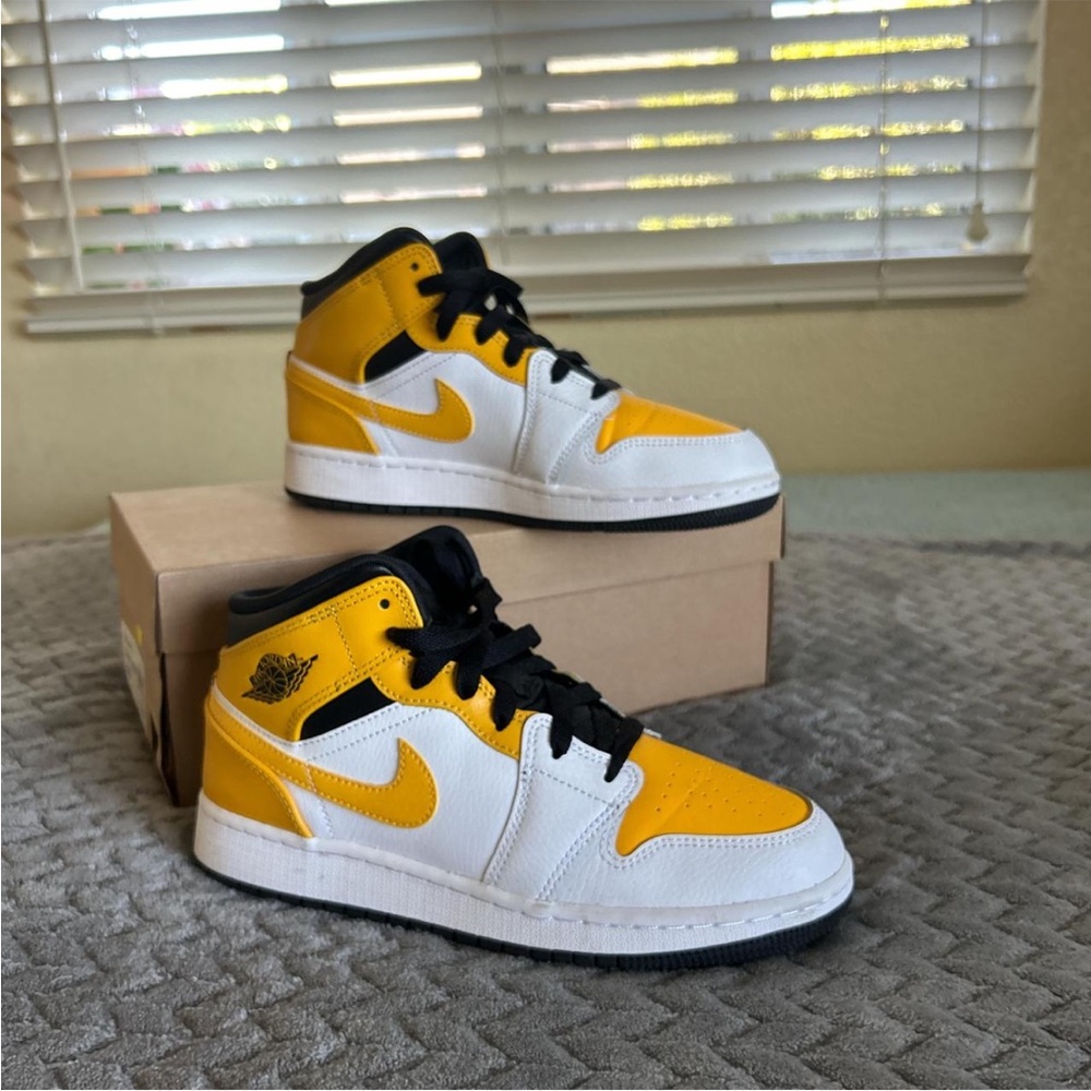 Nike Women's Shoes in Yellow, White, and Black